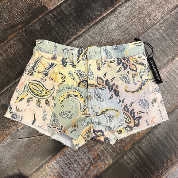 BLANK NYC FREE PEOPLE COMING THROUGH PAISLEY JEAN SHORTS - Picture 2 of 6